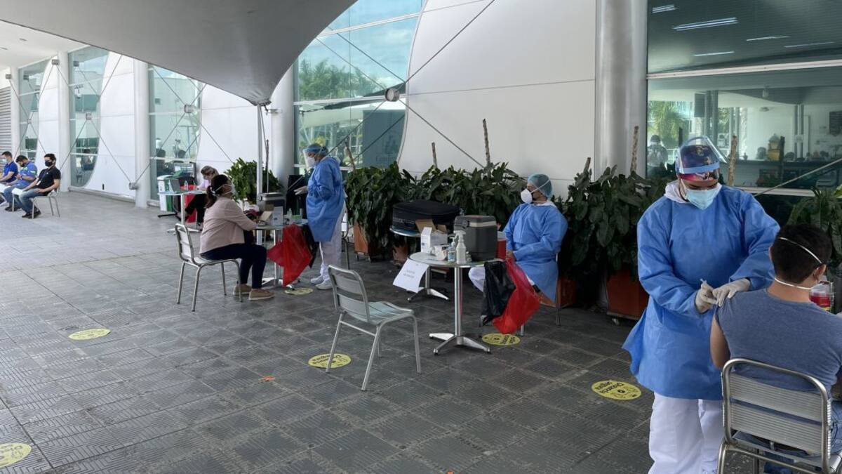 Empresas privadas esperan la llegada de 17 mil vacunas Sinovac