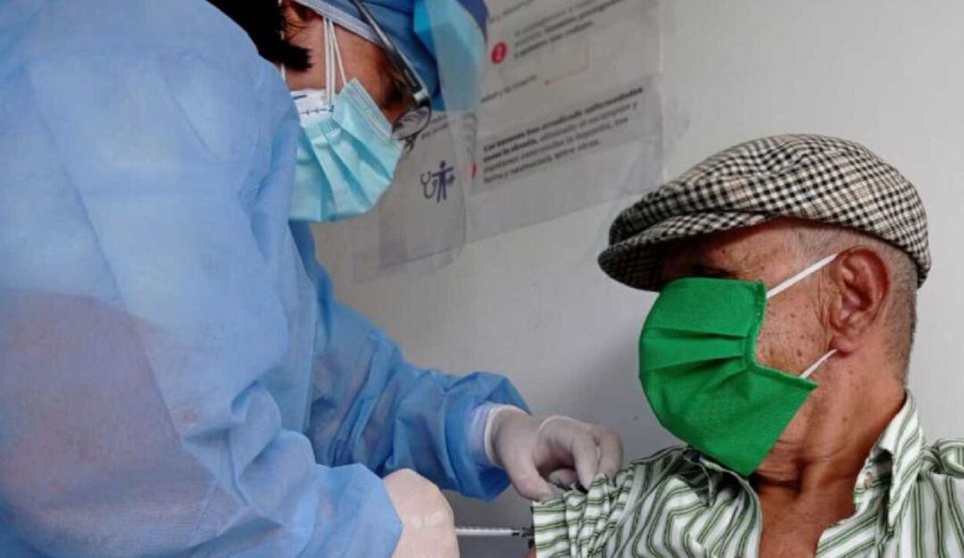 El alcalde de Cali, Jorge Iván Ospina, dijo que se ha hecho mucho daño lo que se ha dicho de la vacuna AstraZeneca.