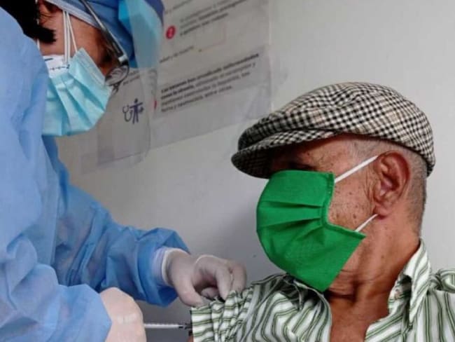 El alcalde de Cali, Jorge Iván Ospina, dijo que se ha hecho mucho daño lo que se ha dicho de la vacuna AstraZeneca.