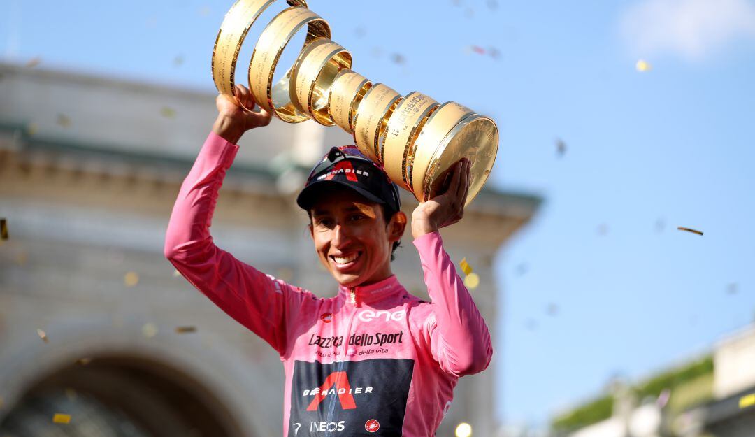 Egan Bernal festeja con el trofeo del Giro de Italia.