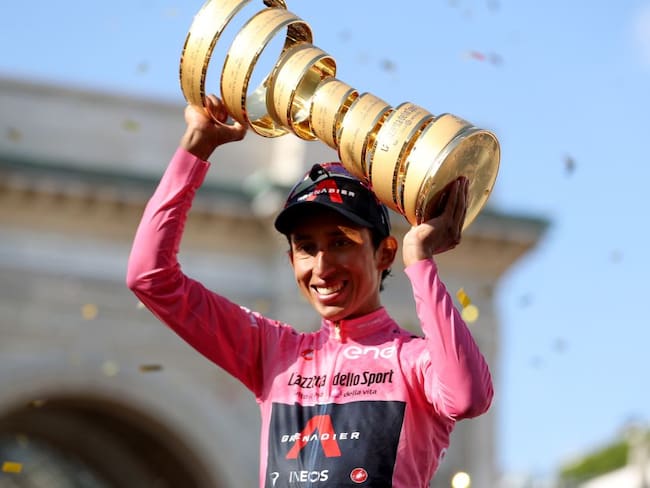 Egan Bernal festeja con el trofeo del Giro de Italia.