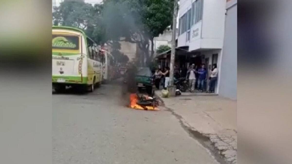 Quemaron una motocicleta de dos presuntos “motoatracadores”