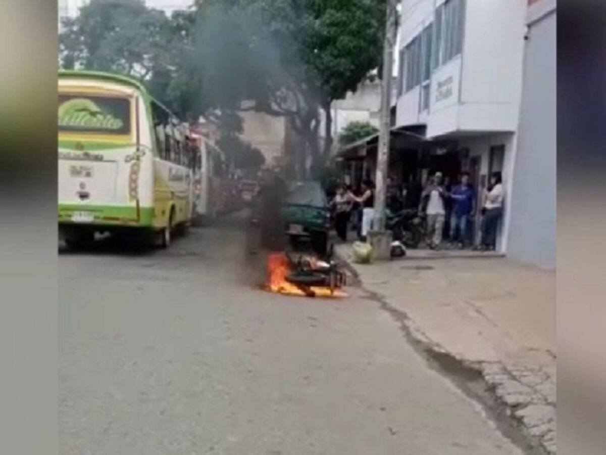 Quemaron una motocicleta de dos presuntos “motoatracadores”