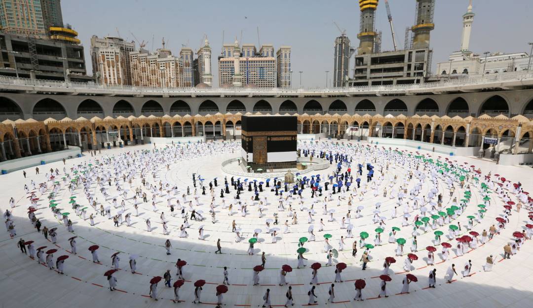 Fieles guardando distancia por el coronavirus en "La Meca" en Arabia Saudita.    Foto: Getty 