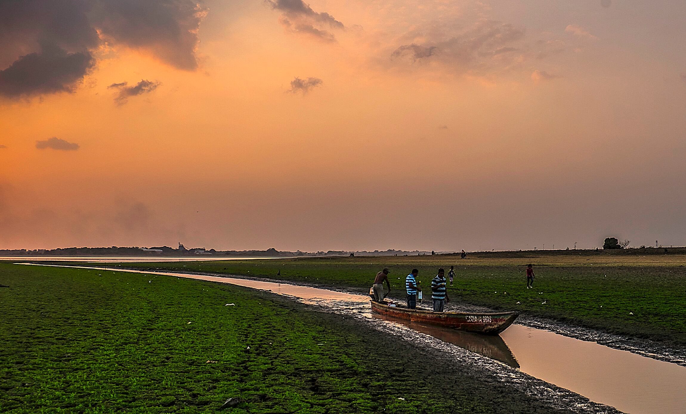 Fishermen return from their journey in La Mojana, a region known for its swamps and wetlands, in San Marcos, Sucre department on March 15, 2016.  Northern Colombia is undergoing a severe drought due to el Nino phenomenon, global warming and the misuse of water resources.     AFP PHOTO / JOAQUIN SARMIENTO / AFP / Joaquin SARMIENTO        (Photo credit should read JOAQUIN SARMIENTO/AFP via Getty Images)
