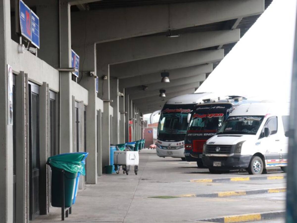 No hay salida de buses desde Cali hacia Cauca por bloqueo de Panamericana