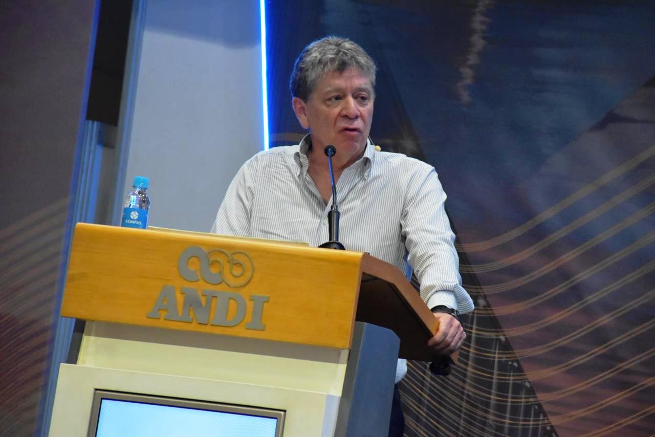 Bruce Mac Master advierte crisis fiscal en Colombia y pide proteger al Banco de la República