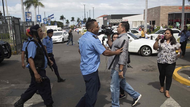 AME6293. MANAGUA (NICARAGUA), 10/04/2024.- Fotografiá de archivo del 12 de diciembre de 2019 que muestra a un agente de la policía nacional (i) que empuja a un camarógrafo durante una protesta en demanda de la liberación de presos políticos, en Managua (Nicaragua). Los periodistas nicaragüenses están abandonando la profesión gradualmente por la &quot;represión&quot; que ejerce el Gobierno que preside Daniel Ortega y por problemas financieros, alertó este miércoles la Fundación por la Libertad de Expresión y Democracia (FLED), con sede en Costa Rica. En un informe trimestral titulado &#039;Represión y problemas financieros forjan el camino hacia el abandono de la práctica periodística en Nicaragua&#039;, la FLED dijo que han logrado comprobar que un &quot;número indeterminado&quot; de periodistas han abandonado la profesión desde abril de 2018, y en la actualidad se dedican a otras labores económicas para obtener el sustento de sus familias. EFE/Jorge Torres