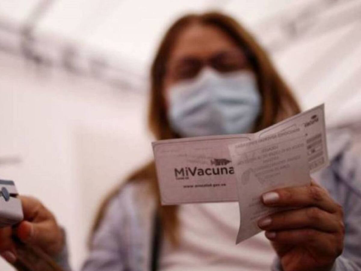 Capturan a 3 personas por venta ilegal de turnos para vacunación del COVID