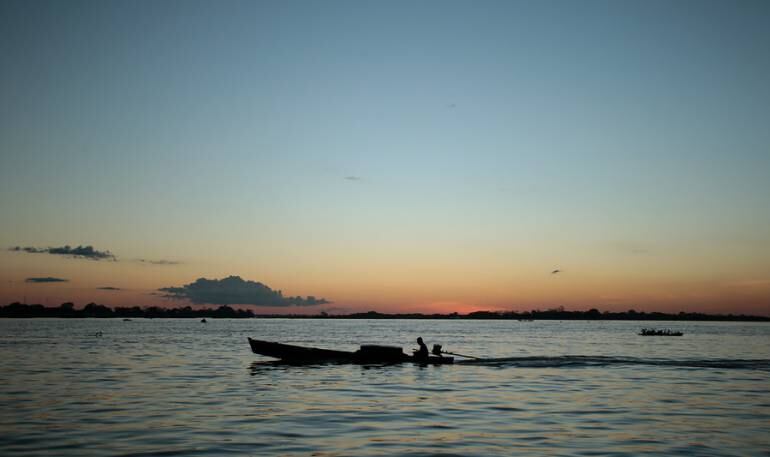 Río Amazonas, frontera con Brasil y Perú 
