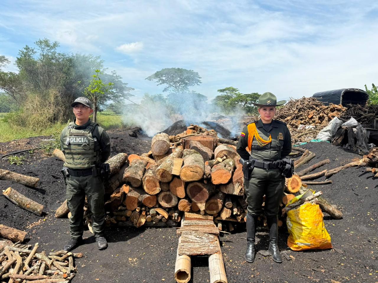 Cinco capturados y más de 121 metros cúbicos de carbón incautados en el norte del Valle del Cauca. Foto: Policía.