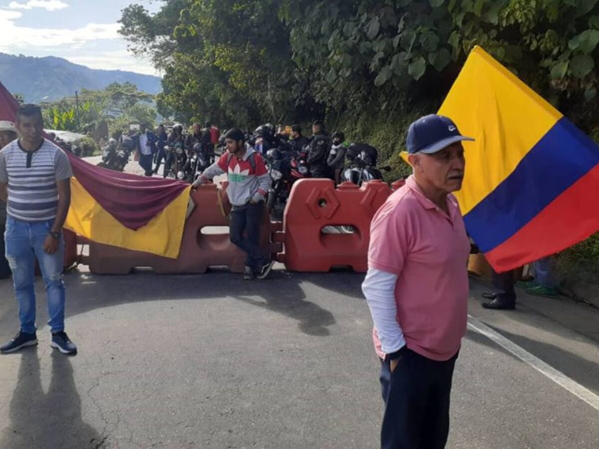 La comunidad de la vereda Curalito bloquea la vía Ibagué - Alto de la Línea