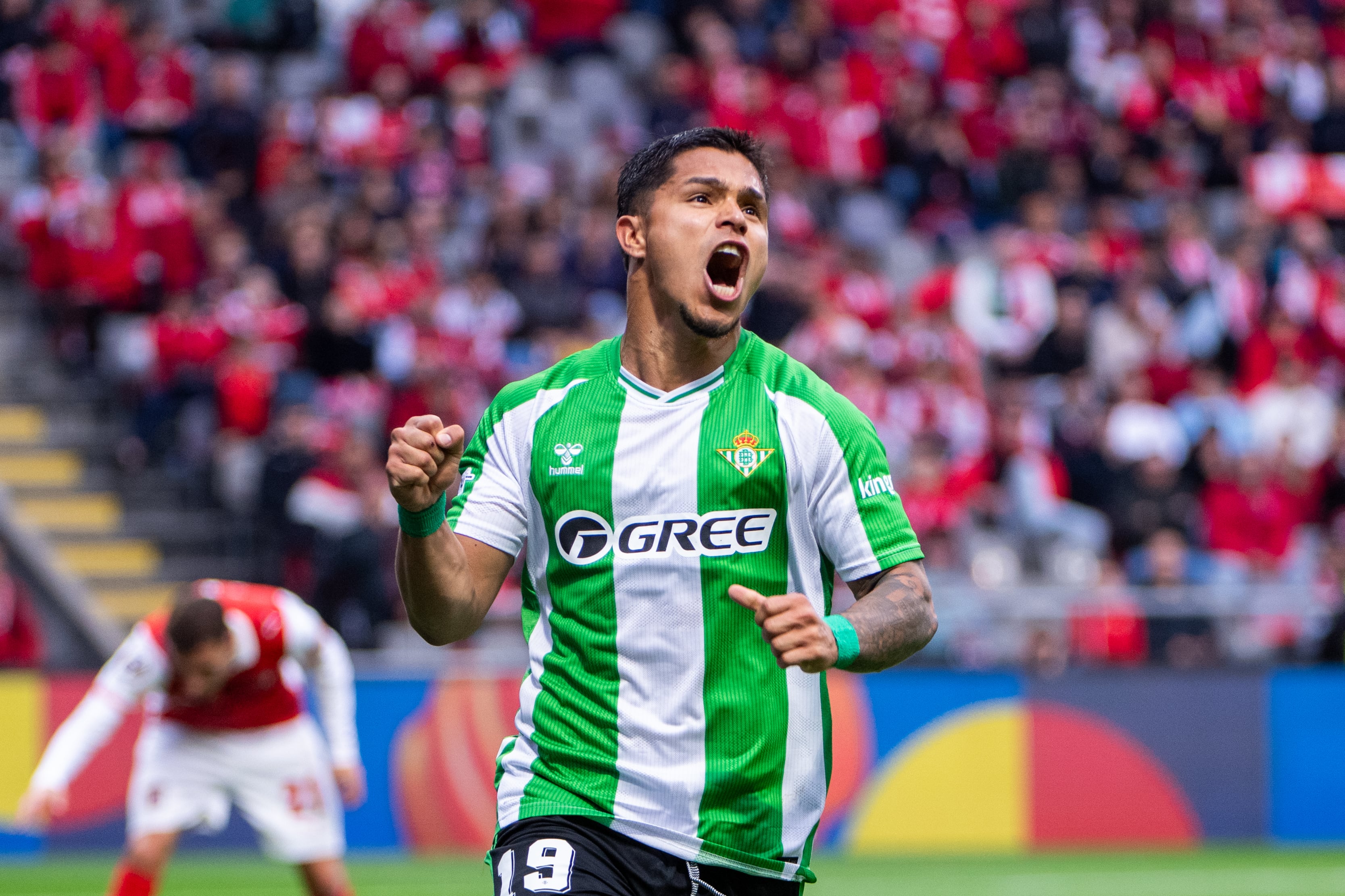 Cucho Hernández celebra su gol de penalti ante el Sporting Braga. (Photo by Miguel Lemos/NurPhoto via Getty Images)