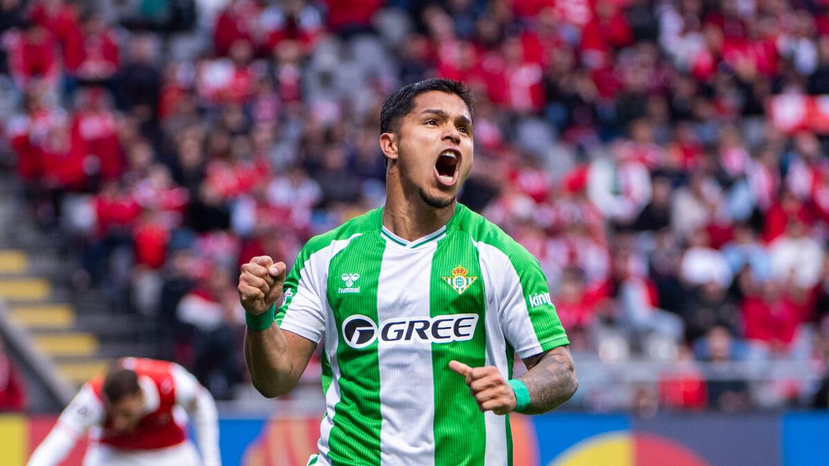 Video: El Cucho Hernández se reencuentra con el gol y salva un empate para el Betis en Europa League