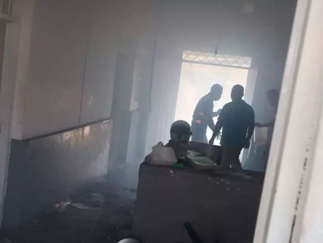 La explosión ocurrió al interior de la estación de Policía de San Luis. 