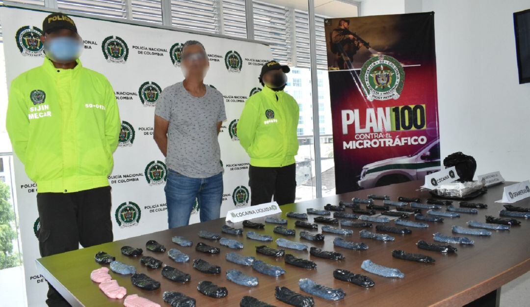 Una persona fue encontrada empacando condones con un recubrimiento extra de carboncillo para evadir los controles con perros antidrogas