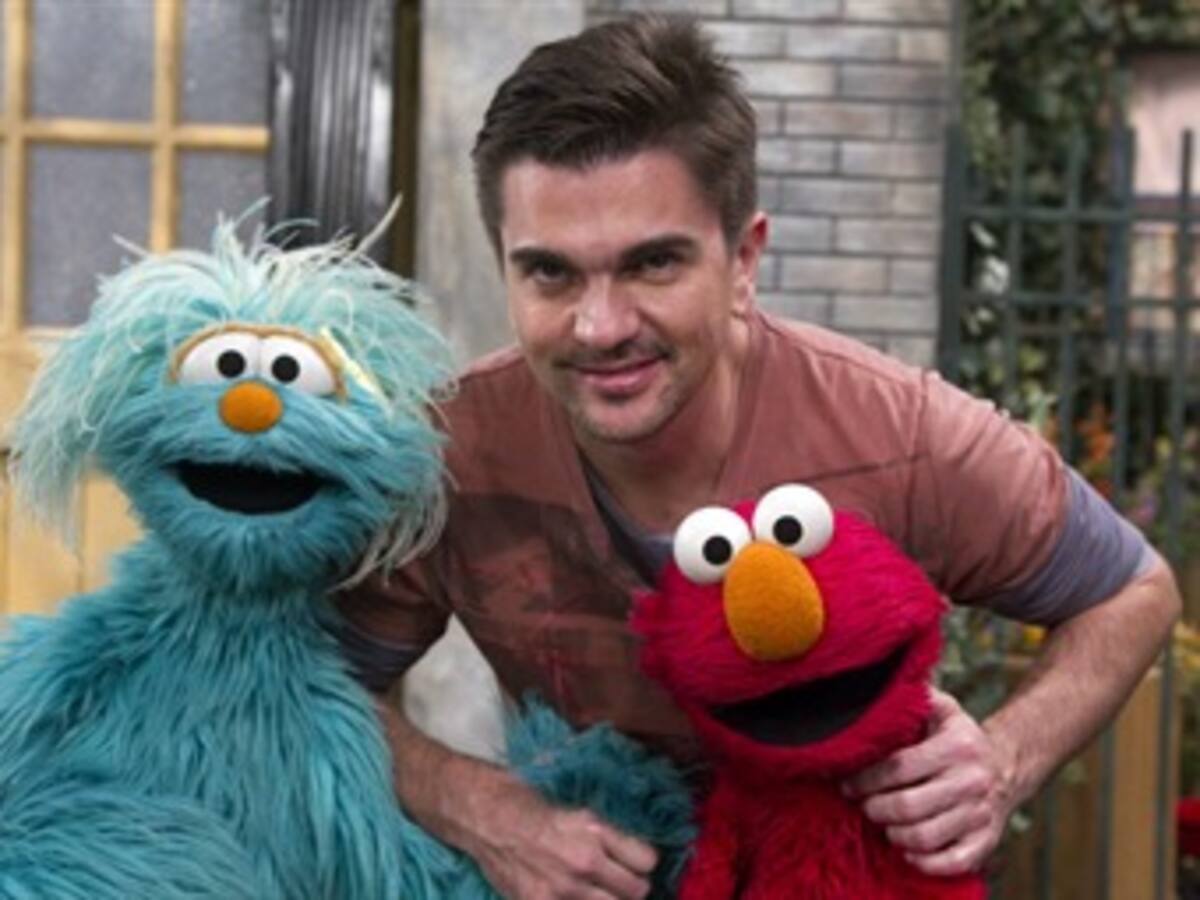 Juanes enseña español a Elmo en Plaza Sésamo