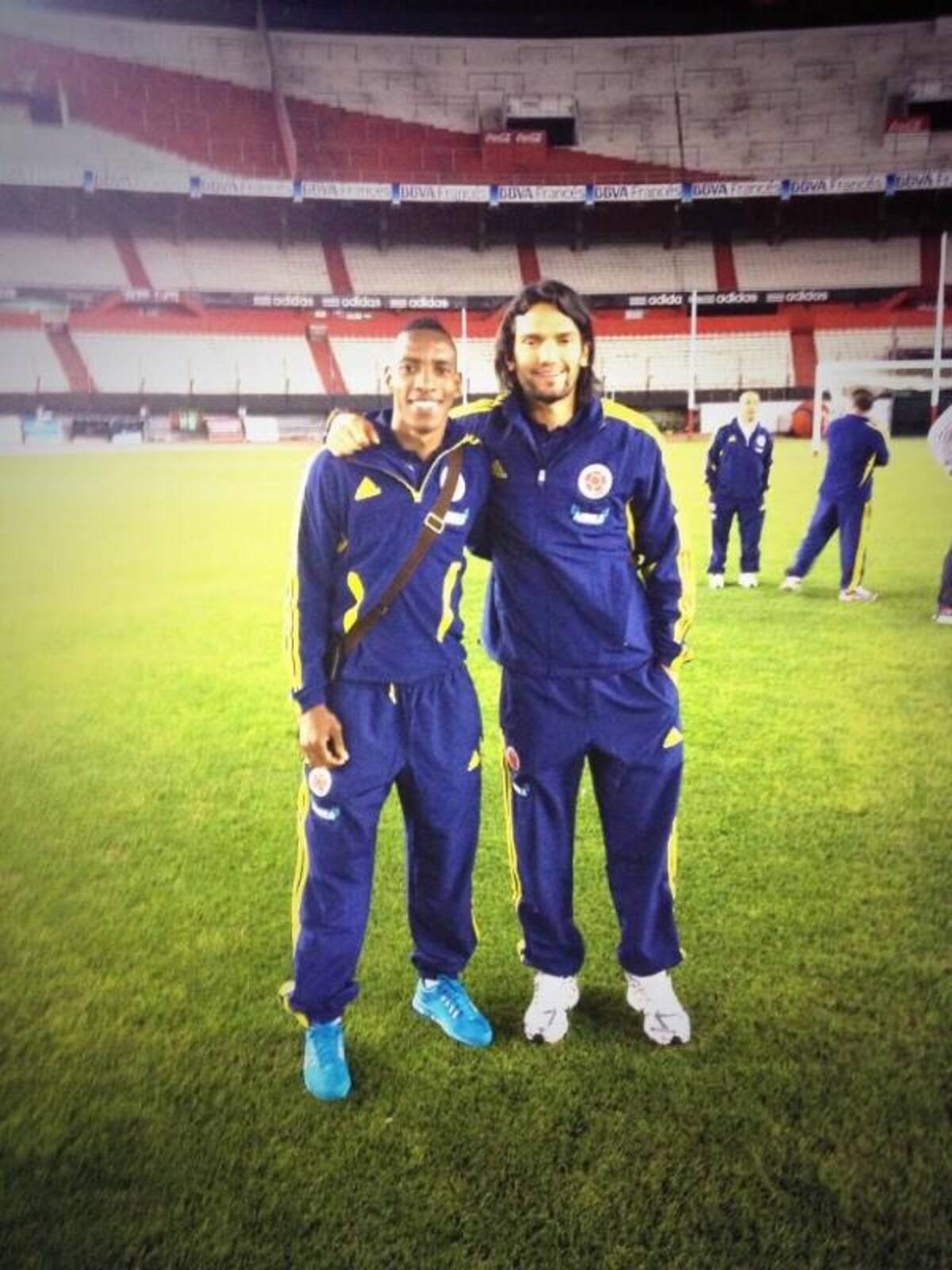 Los jugadores durante el reconocimiento. @carlosvaldes5 “Cha cha cha gran jugador y excelente persona “.
