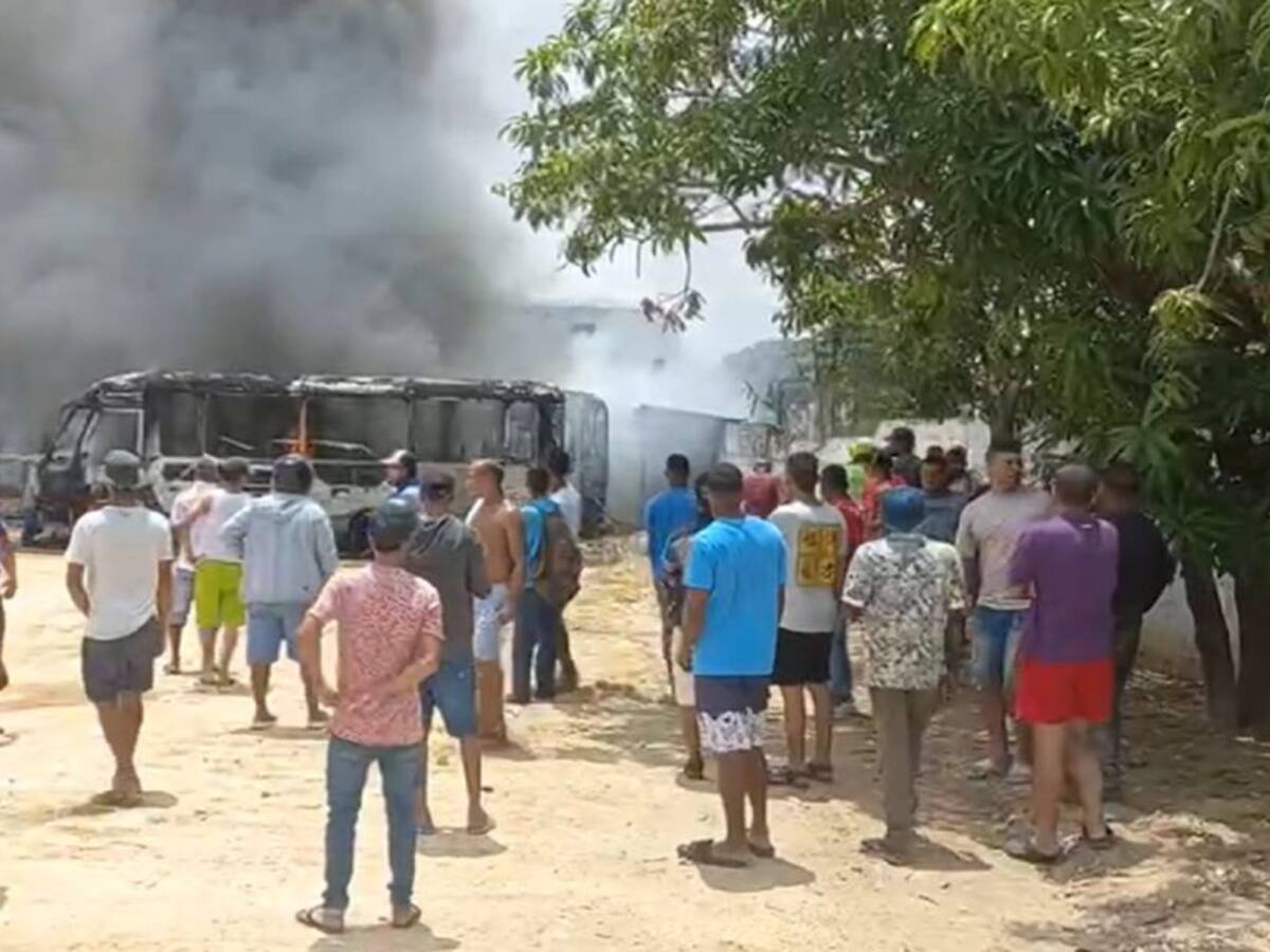 Incendio en parqueadero de Vehitrans en Cartagena destruyó seis busetas