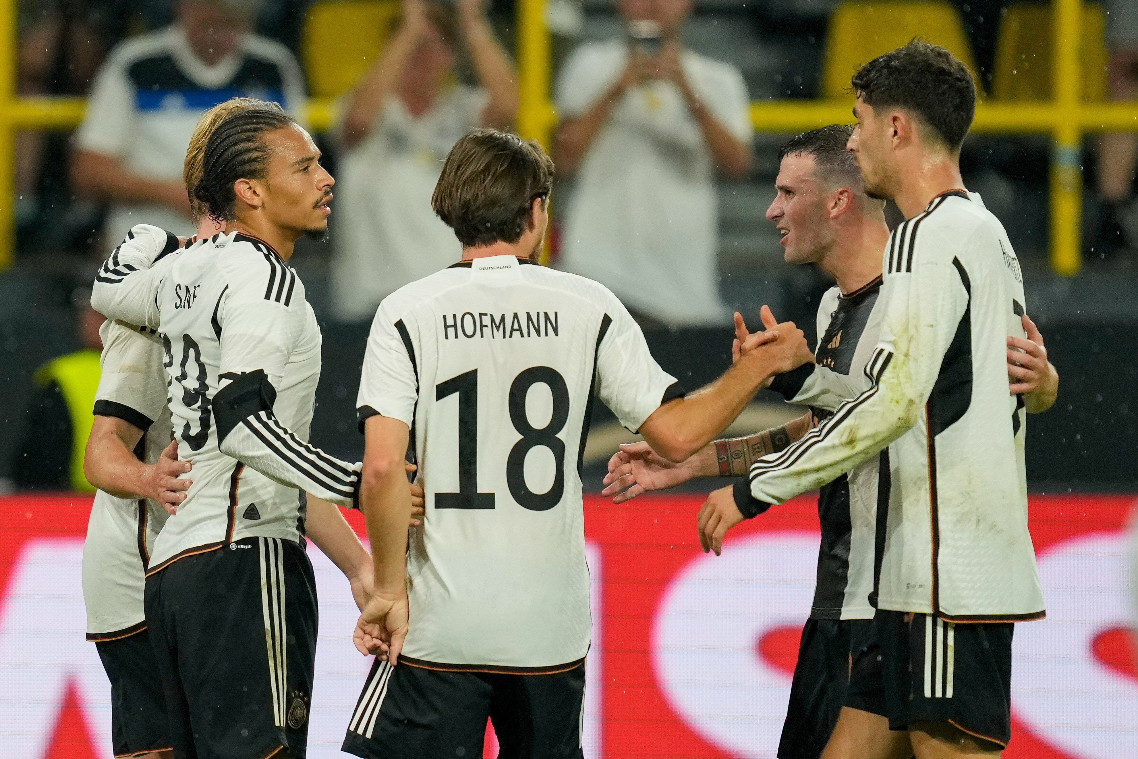 La selección alemana celebrando el 2-1 ante Francia. (Photo by Alex Gottschalk/DeFodi Images via Getty Images)