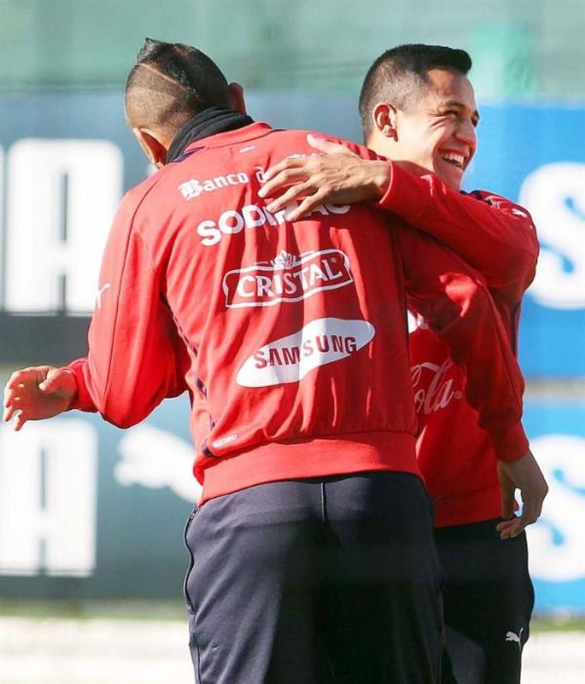 Alexis y Arturo Vidal bromean durante el entrenamiento en el complejo deportivo Juan Pinto Durán, en Santiago. Foto: EFE