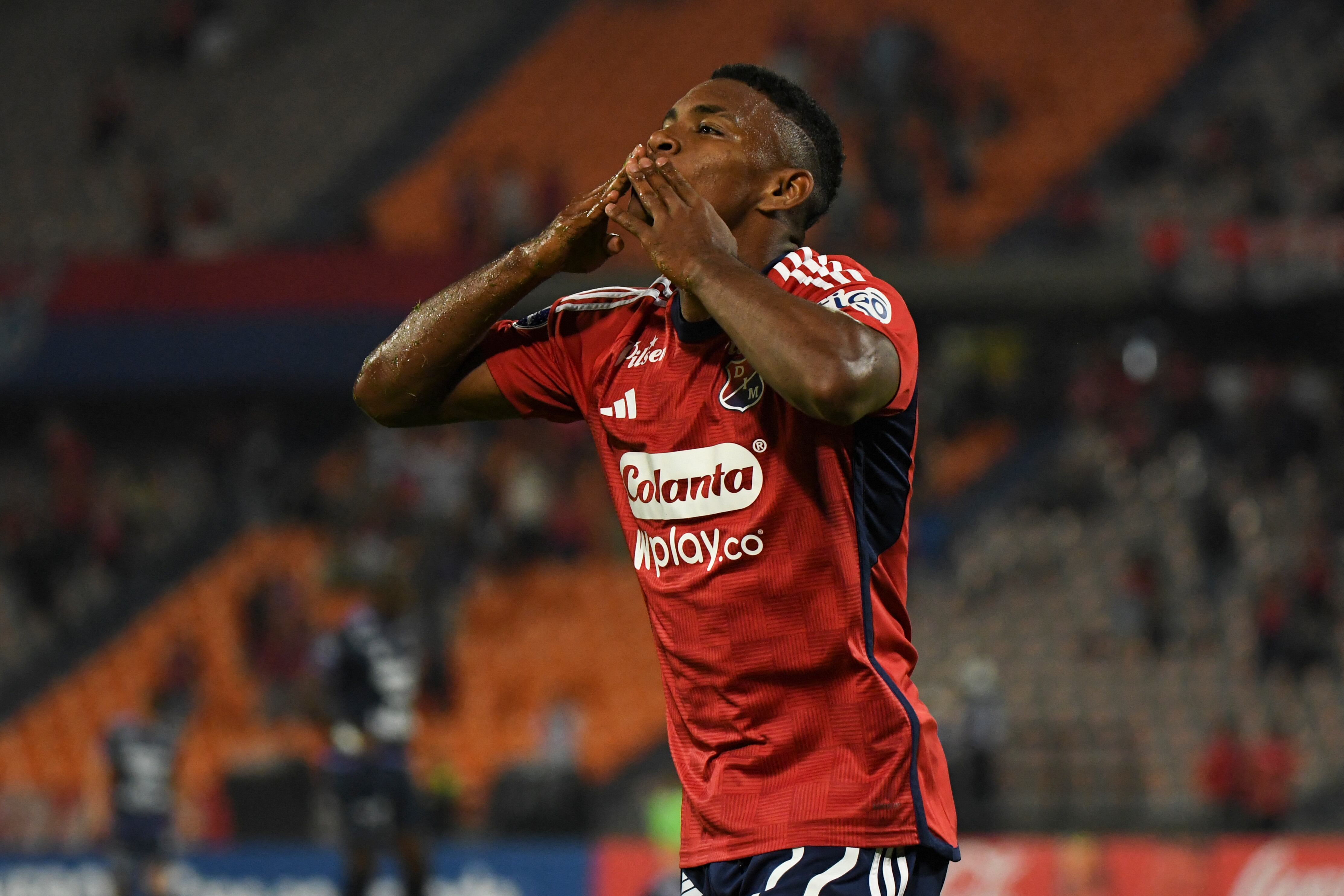 Brayan León celebra uno de sus goles con el Medellín en la Copa Sudamericana. (Photo by JAIME SALDARRIAGA/AFP via Getty Images)