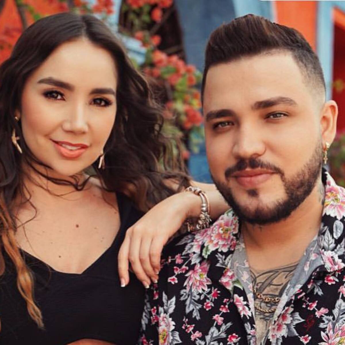 ¿Y Paola Jara? Apasionado beso que fan le robó en tarima a Jessi Uribe