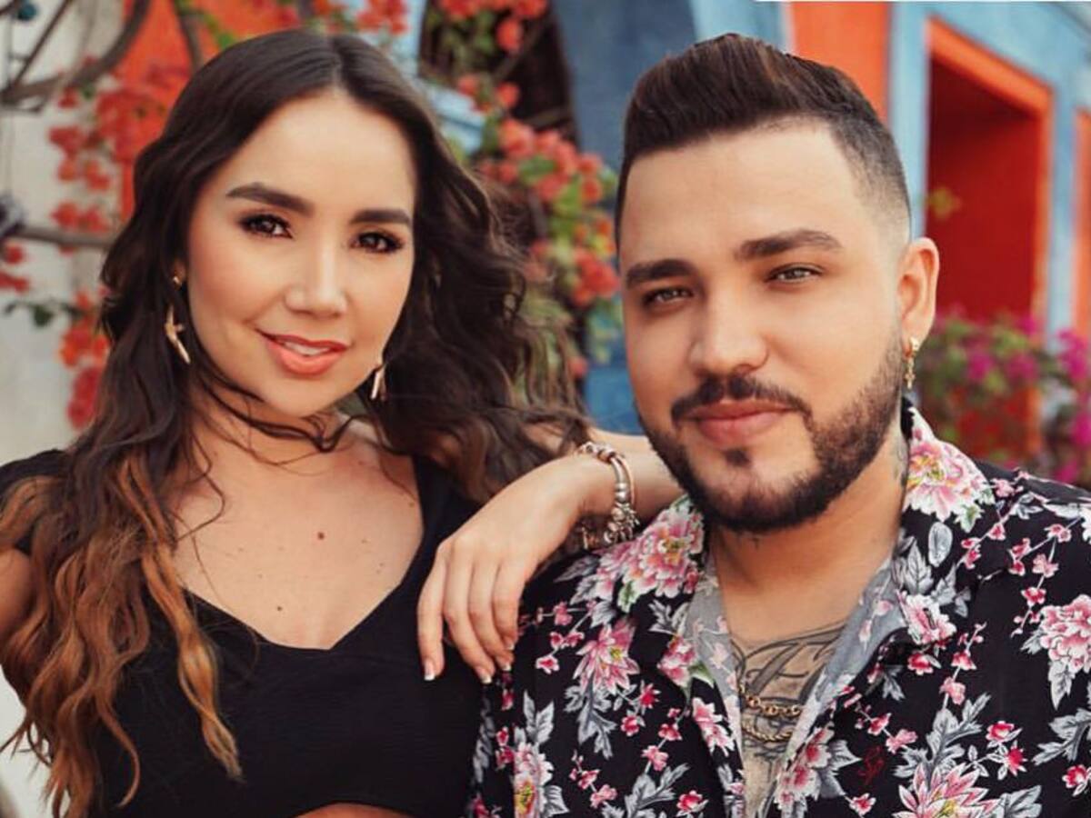 ¿Y Paola Jara? Apasionado beso que fan le robó en tarima a Jessi Uribe