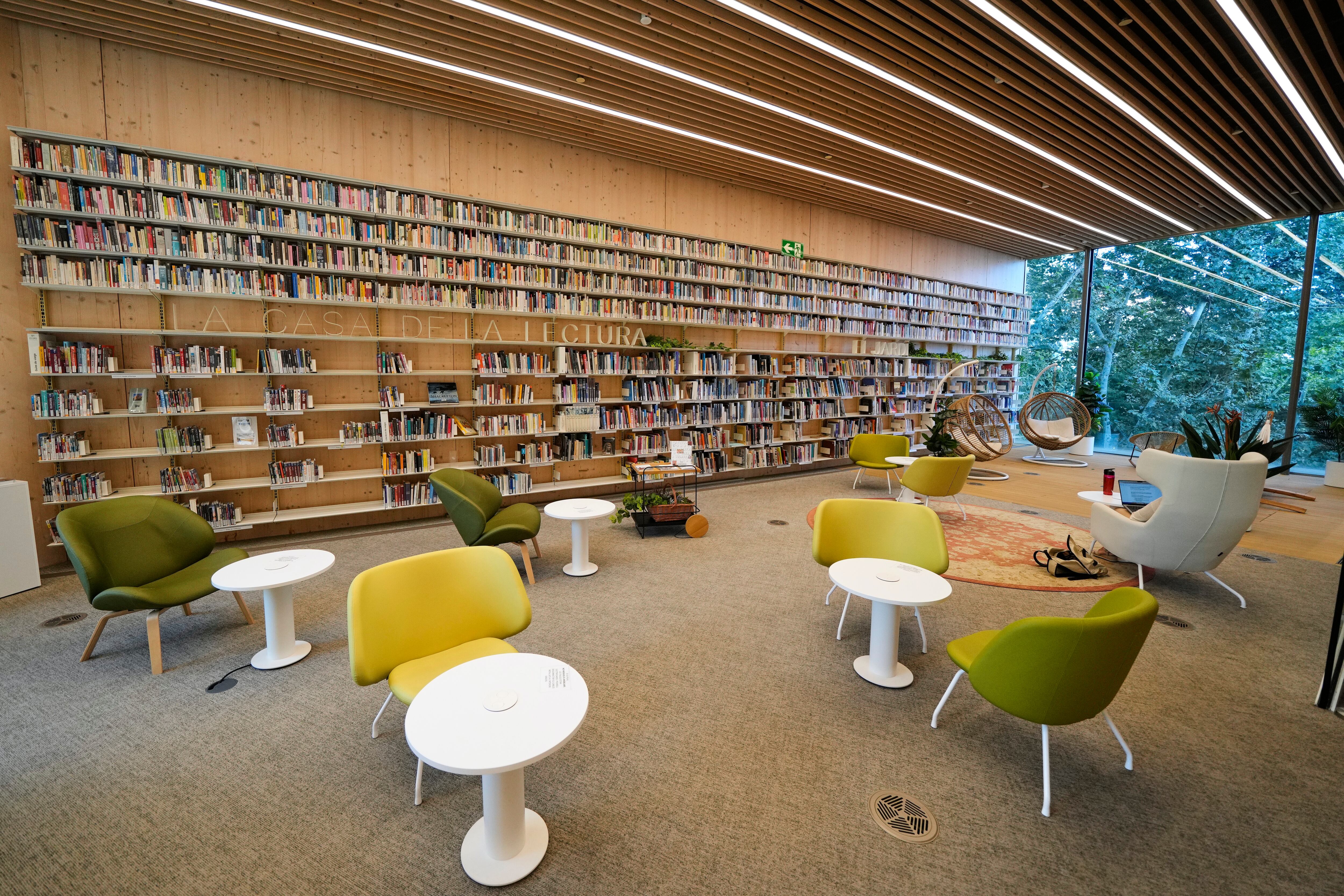 GRAFCAT3133. BARCELONA (ESPAÑA), 17/08/2023.- ¿Qué hace especial una biblioteca para que pueda considerarse la mejor del mundo? Los fondos, el ambiente, su arquitectura ... una mezcla de ese "todo" que ofrece la Gabriel García Márquez de Barcelona,en la imagen, que opta a la Mejor Biblioteca Pública de 2023, galardón internacional que reconoce el trabajo y ambición de estos espacios de promoción de lectura y pensamiento.EFE/Alejandro García