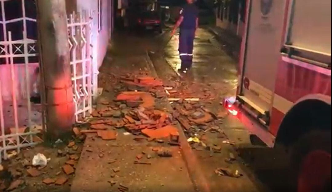 La pared se cayó por las fuertes brisas que azotaron a la capital de Bolívar. El hecho ocurrió en el Camino del Medio