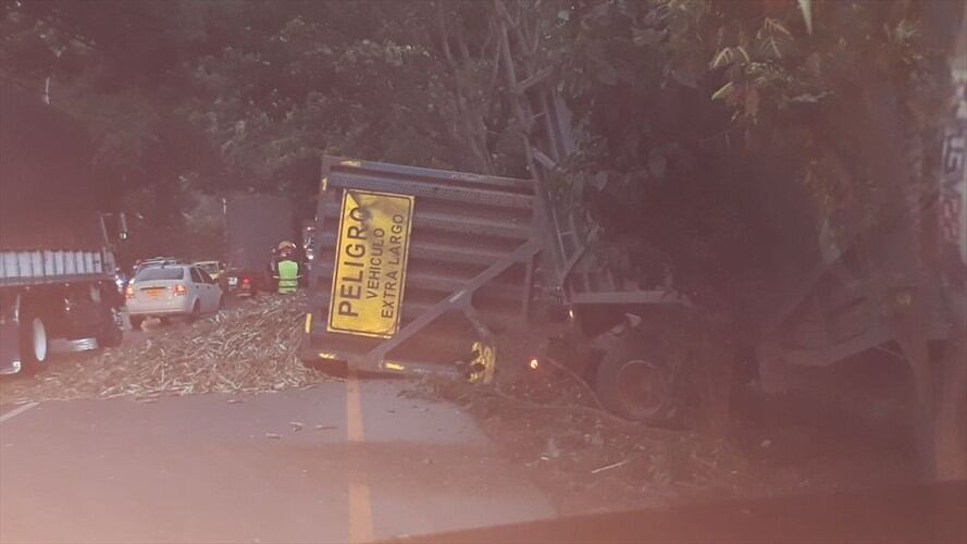 Accidente provoca cierre temporal de vía Candelaria - Puerto Tejada. Foto: Erika Rebolledo (W Radio)