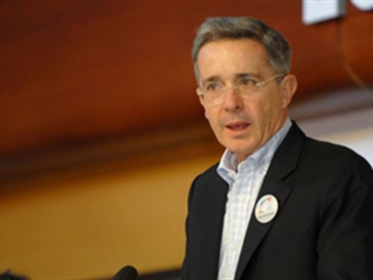 Nueva estrategia militar para enfrentar a la guerrilla anuncia el presidente Uribe