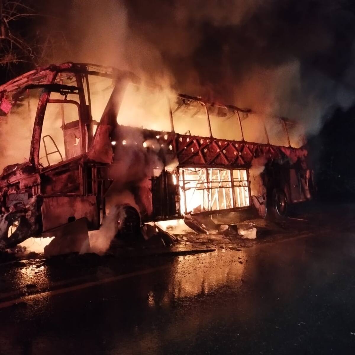 Se investigan las causas del incendio de un bus de la empresa Expreso Bolivariano