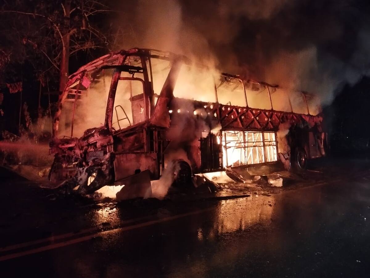 Se investigan las causas del incendio de un bus de la empresa Expreso Bolivariano