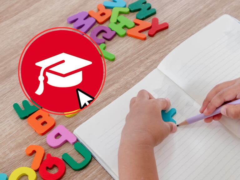 Niño en una clase, dibujando las figuras de las letras en su cuaderno (Getty Images)