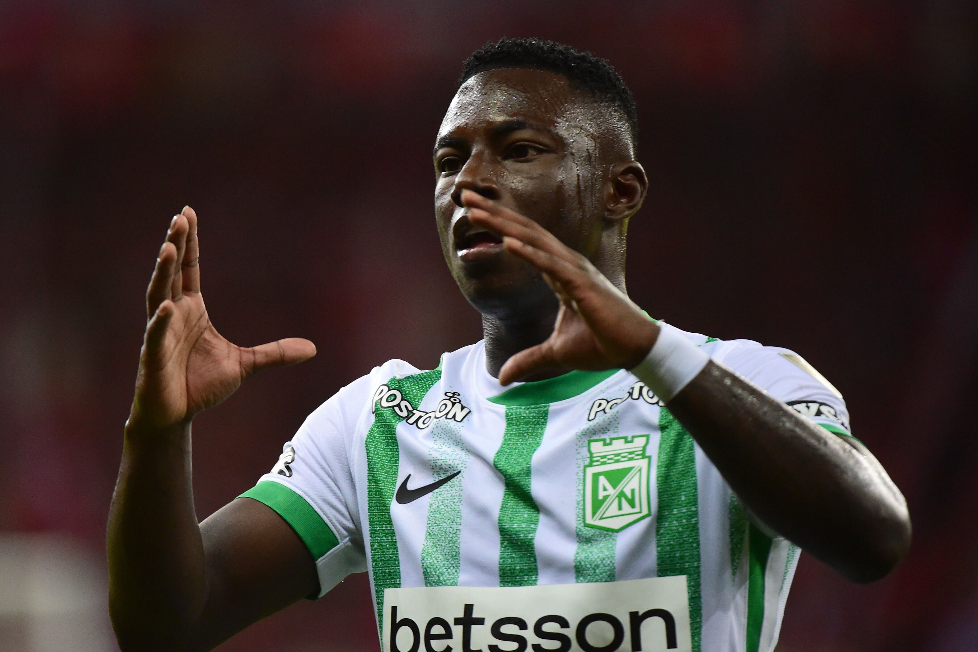 AMDEP5283. PORTO ALEGRE (BRASIL), 10/04/2025.- Marino Hinestroza de Atlético Nacional se lamenta este jueves, en un partido de la fase de grupos de la Copa Libertadores entre Internacional y Atlético Nacional en el estadio Beira Rio, en Porto Alegre (Brasil). EFE/ Ricardo Rimoli