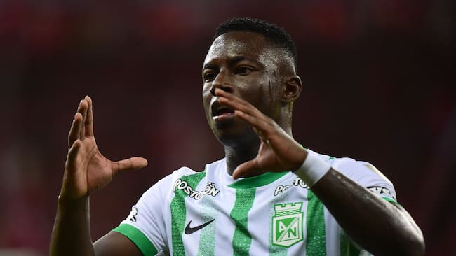 AMDEP5283. PORTO ALEGRE (BRASIL), 10/04/2025.- Marino Hinestroza de Atlético Nacional se lamenta este jueves, en un partido de la fase de grupos de la Copa Libertadores entre Internacional y Atlético Nacional en el estadio Beira Rio, en Porto Alegre (Brasil). EFE/ Ricardo Rimoli