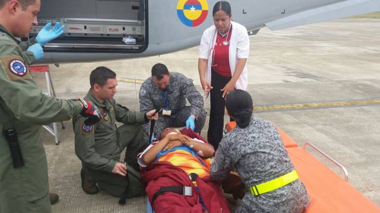 Traslado aéreo de sobreviviente del derrumbe en Chocó.