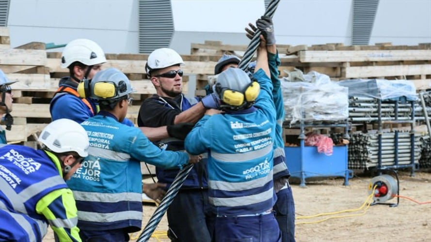 La labor inició con el tendido de un cable guía de nylon de dos milímetros que sirvió para reconocer el trazado, la altura y las distancias entre las torres y estaciones del TransMiCable. Foto: Alcaldía de Bogotá