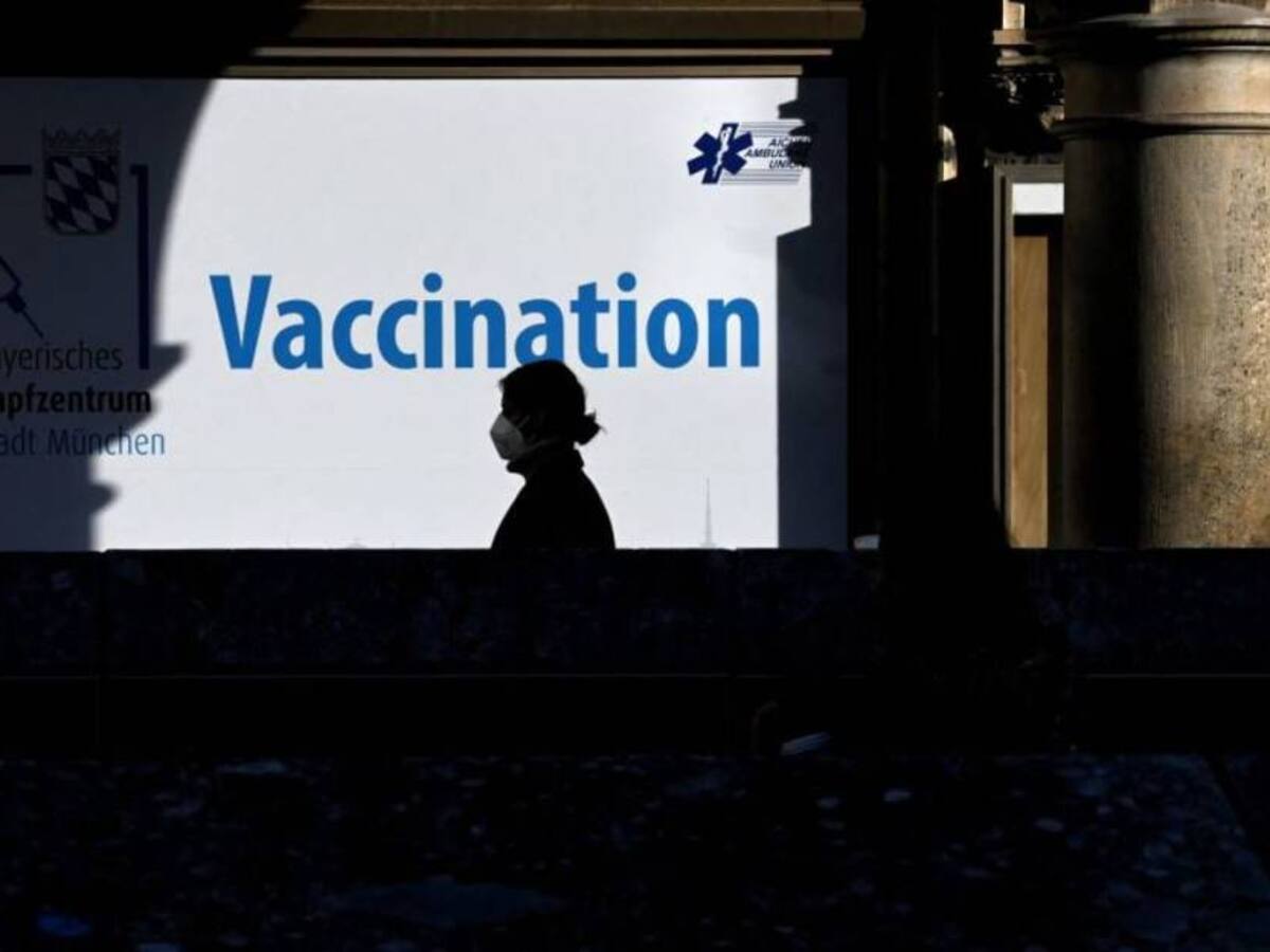 U. Europea estudia hacer obligatoria la dosis refuerzo contra COVID-19