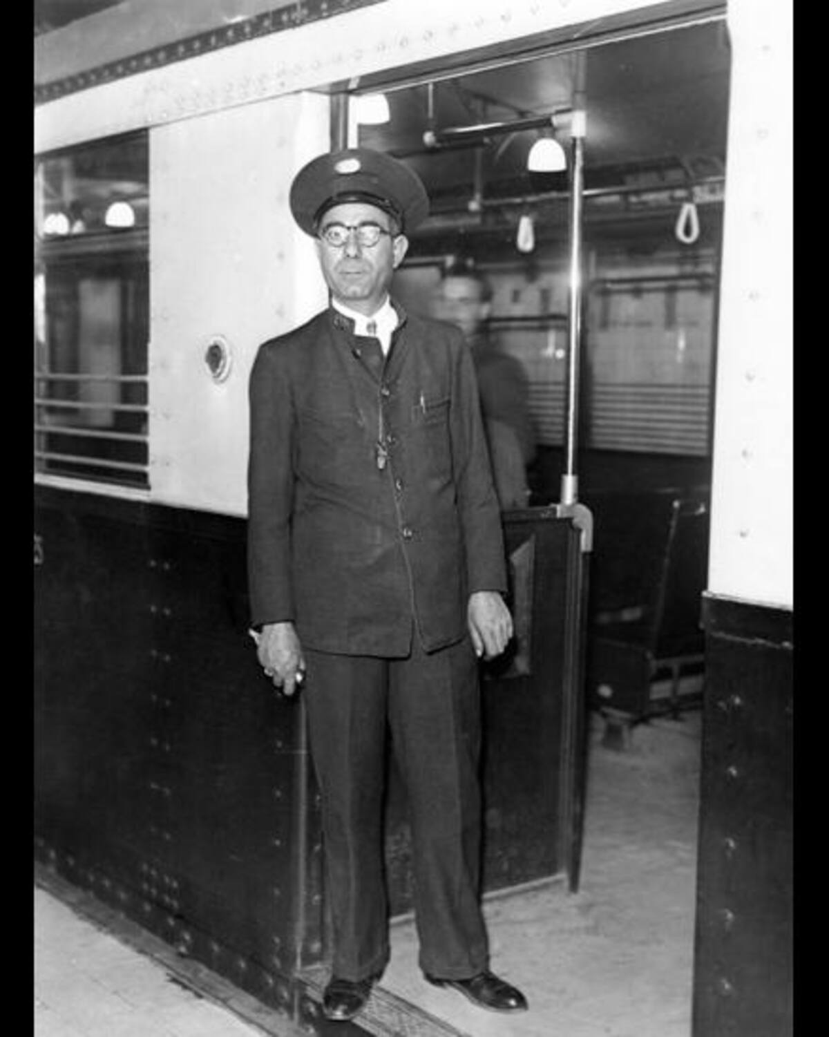 Dos años después, el 1 de diciembre de 1913, el presidente Victorino de la Plaza inauguró la Línea A, con un recorrido que iba desde Plaza de Mayo a Plaza Once. Se trató de la primera red de trenes subterráneos de Iberoamérica y del Hemisferio Sur.