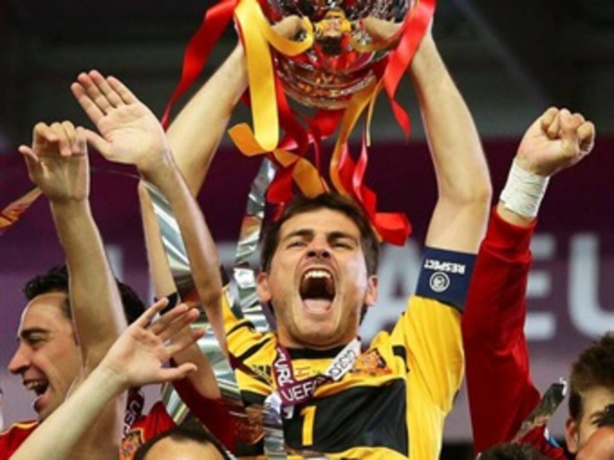 Casillas levantó la Copa por tercera vez para España
