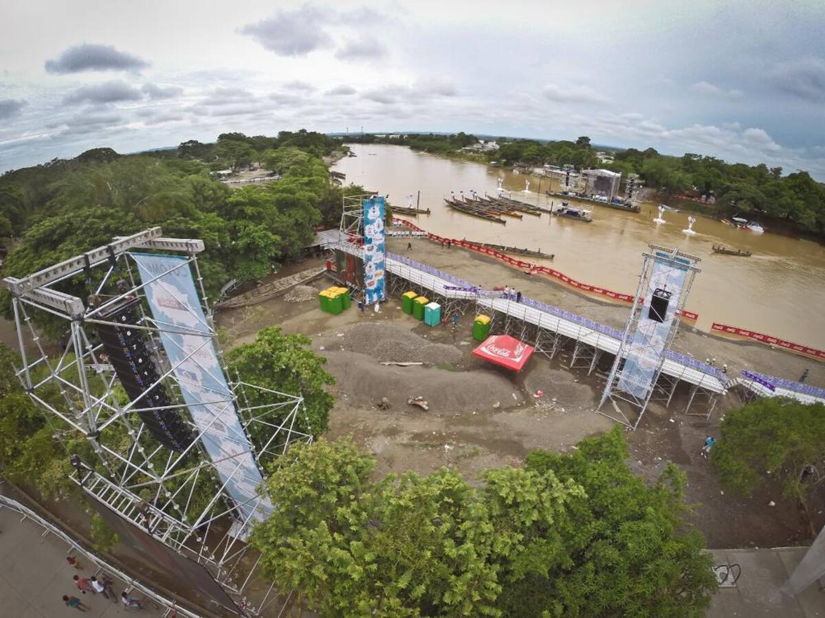 El artista hizo su presentación desde un planchó sobre el río Sinú. Foto: El Roble Producciones
