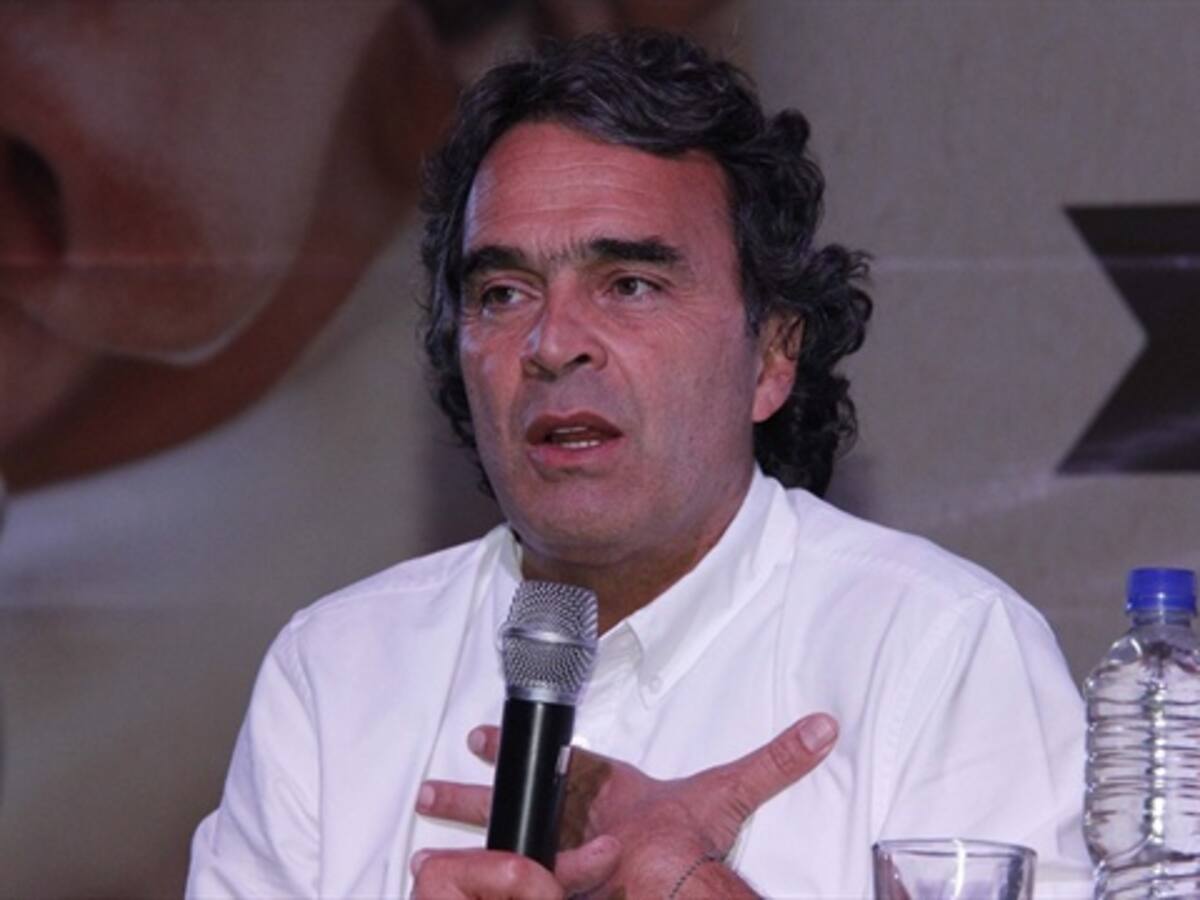 Error que FF.MM disminuyan operaciones por cese unilateral: Sergio Fajardo