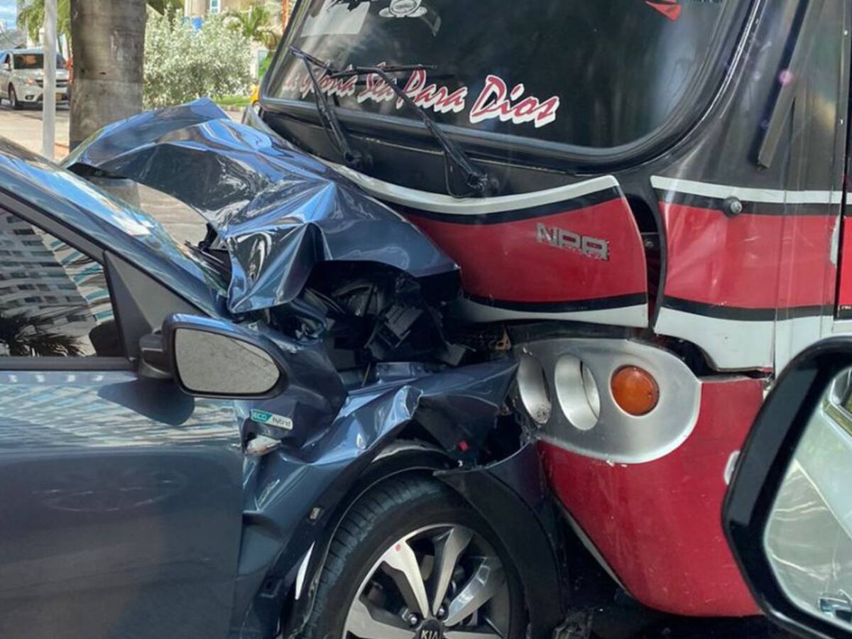 Choque entre camioneta y buseta dejó un herido en Cartagena