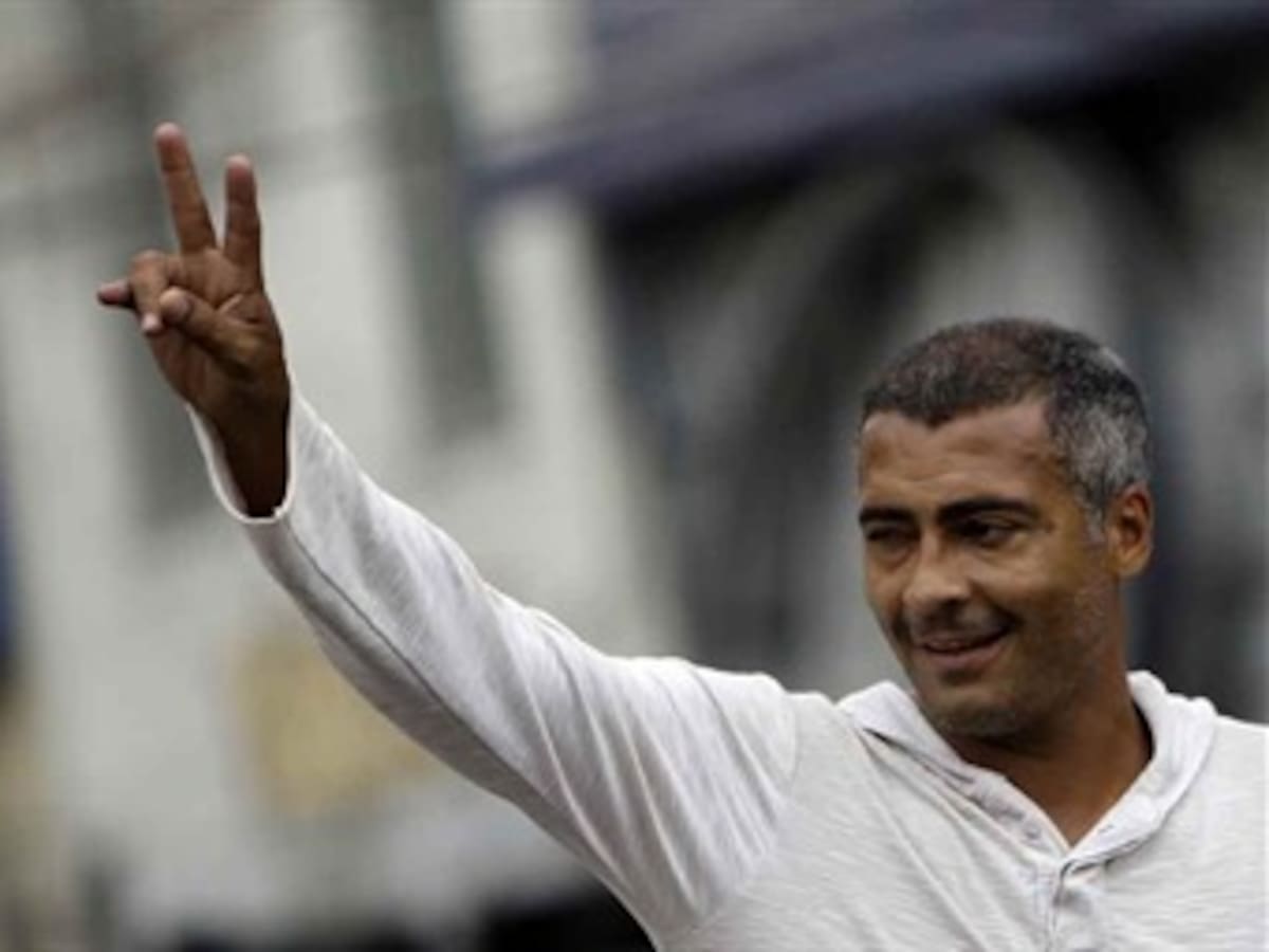 Romario dice que en Brasil tienen que festejar con fuegos artificiales la destitución de Menezes