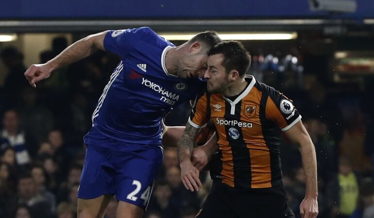 Gary Cahill (izq) y Ryan Mason (der)