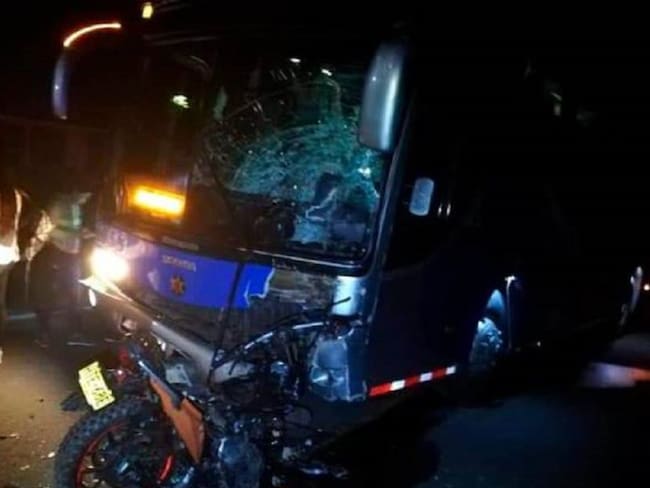 Tres muertos tras choque de motocicleta y bus intermunicipal