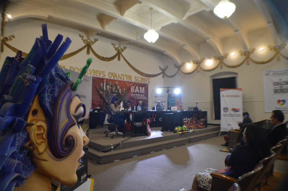 Desde el paraninfo de la Universidad de Nariño, la más tradicional de Pasto y del sur del país, emite este viernes 6AM Hoy por Hoy, de Caracol Radio, el programa informativo más escuchado en Colombia y América Latina.