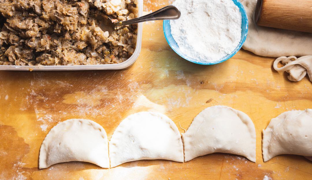 Joven fue grabado mientras amasaba empanadas con los pies para venderlas